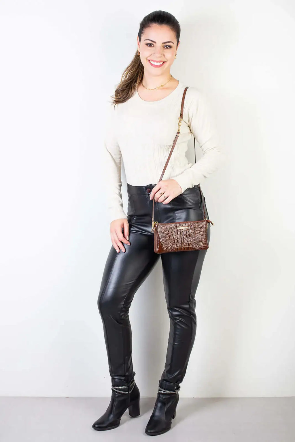 Bolsa transversal pequena de couro croco Tayná - Enluaze