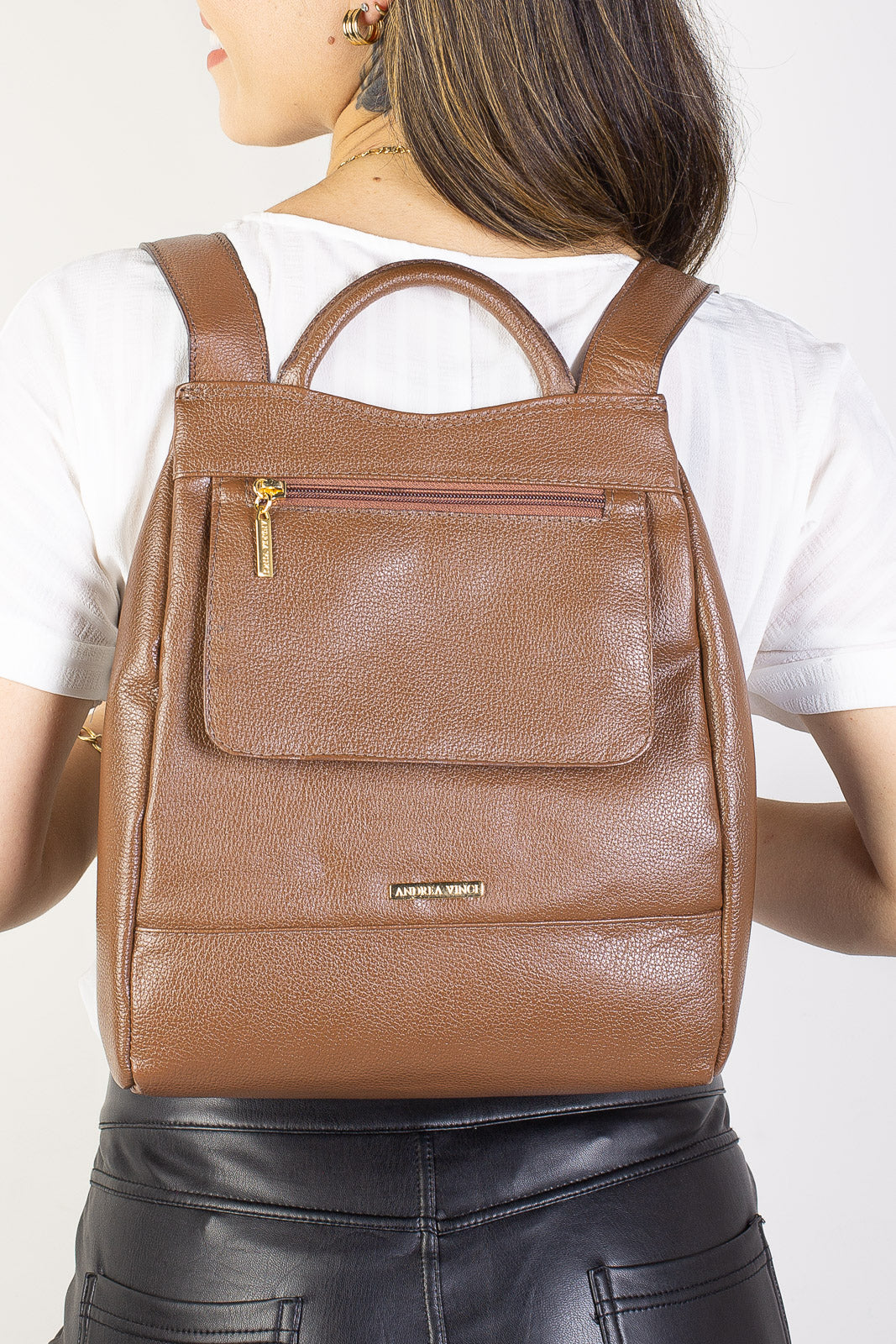 Mochila pequena antifurto couro liso Susan - Enluaze - Bolsas, Mochilas e Acessórios em Couro Legítimo