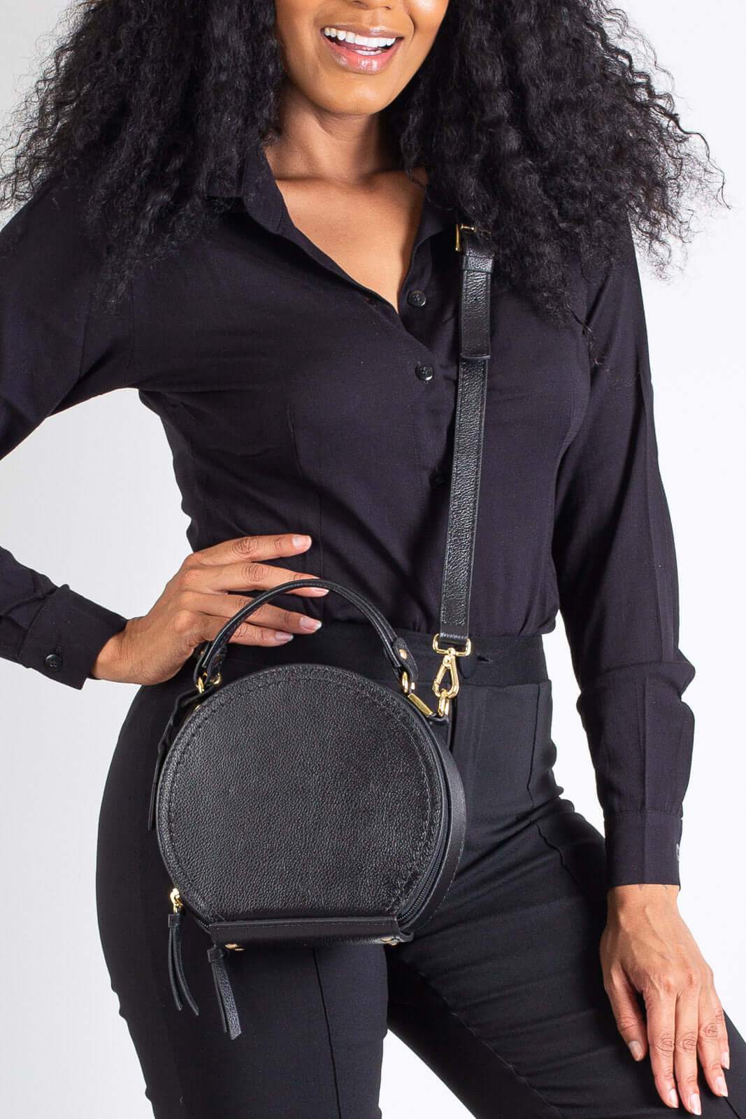 Mini bolsa redonda de couro liso Renata - Enluaze