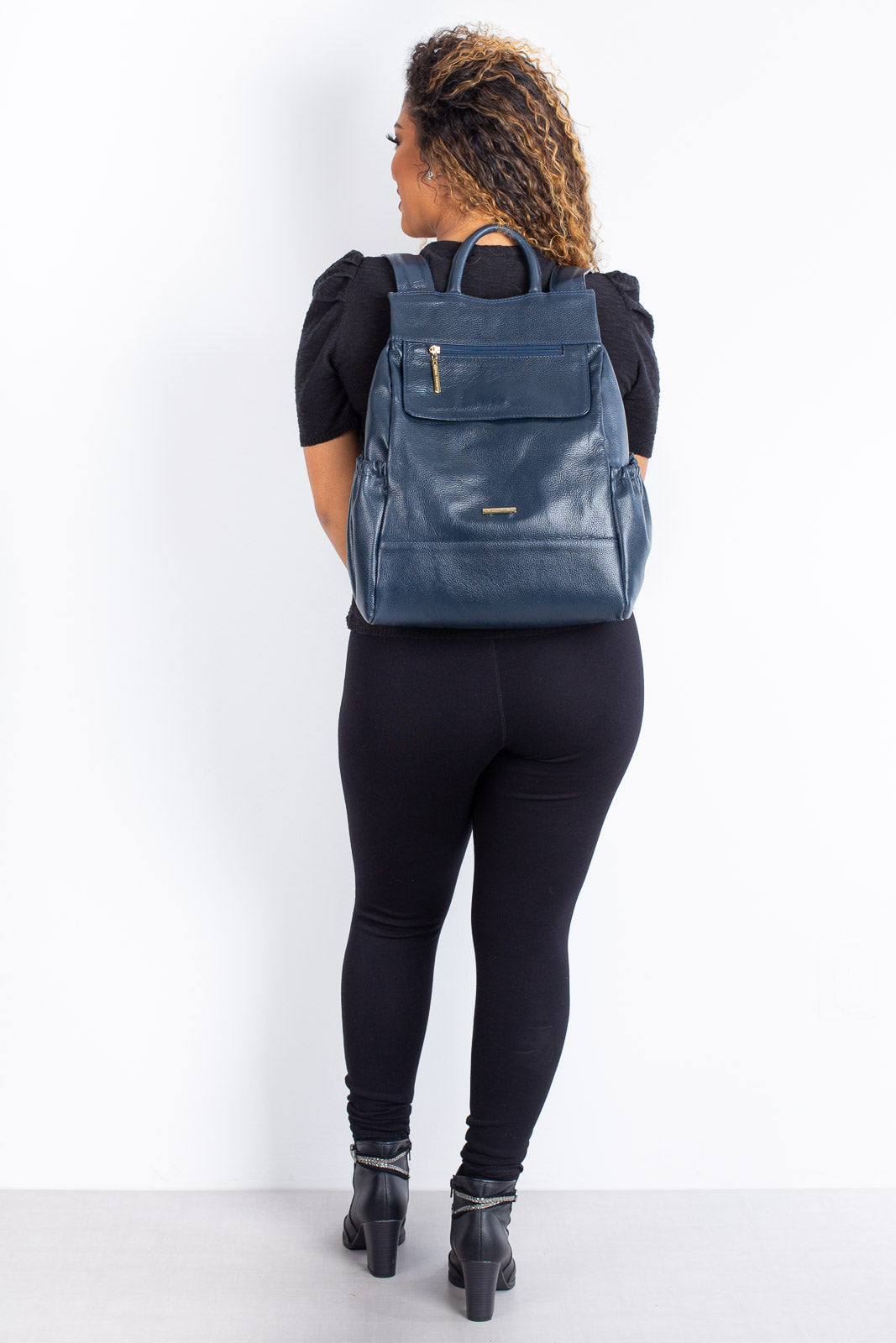 Mochila antifurto de couro liso Suelen