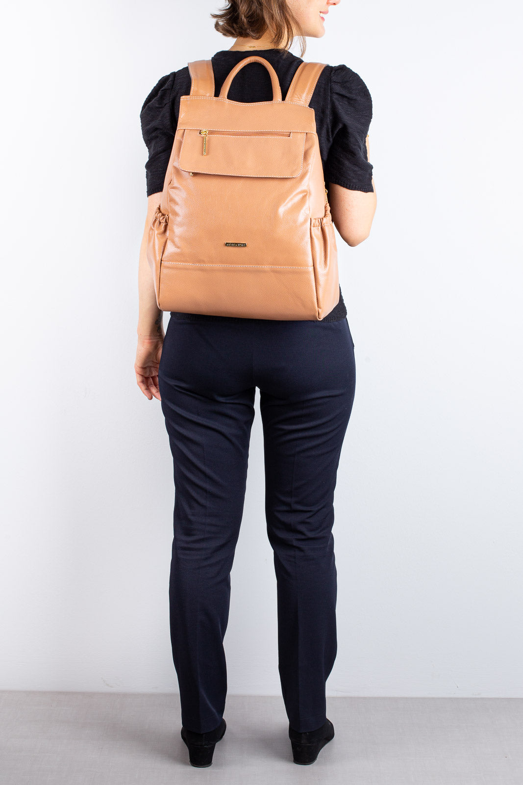 Mochila antifurto de couro liso Suelen