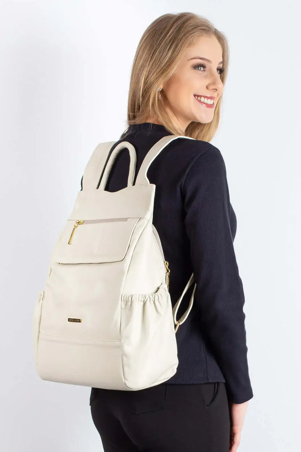 Mochila antifurto de couro liso Suelen - Enluaze