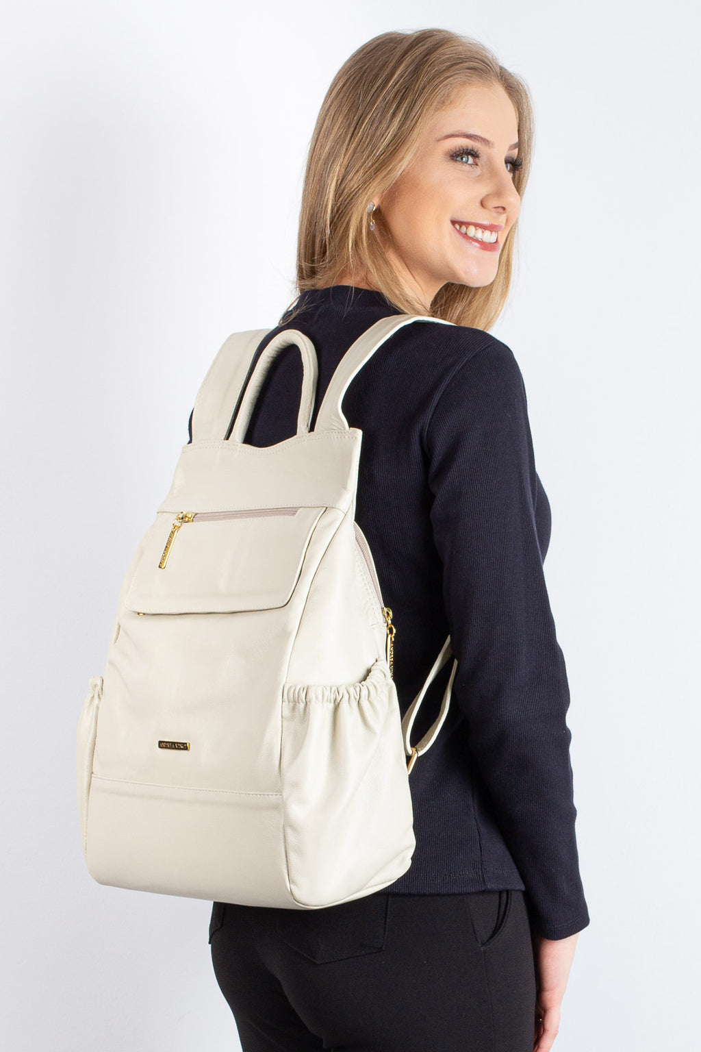 Mochila antifurto de couro liso Suelen