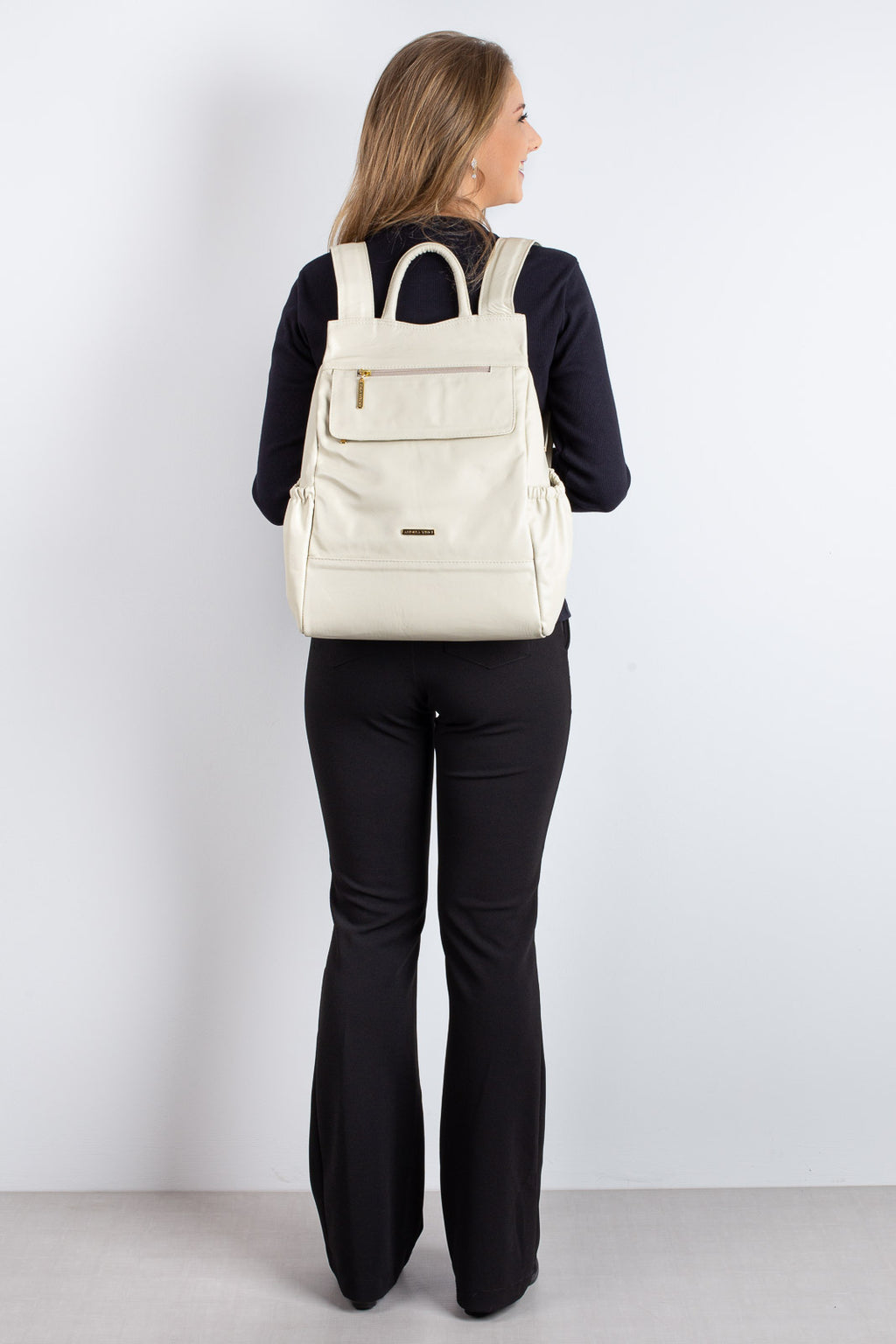 Mochila antifurto de couro liso Suelen