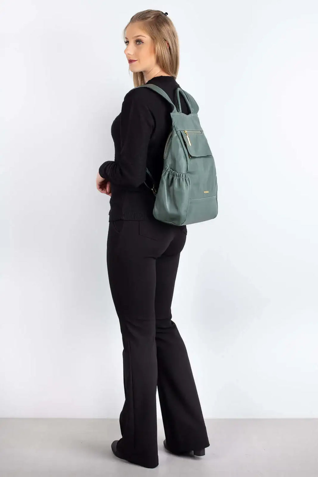 Mochila antifurto de couro liso Suelen - Enluaze