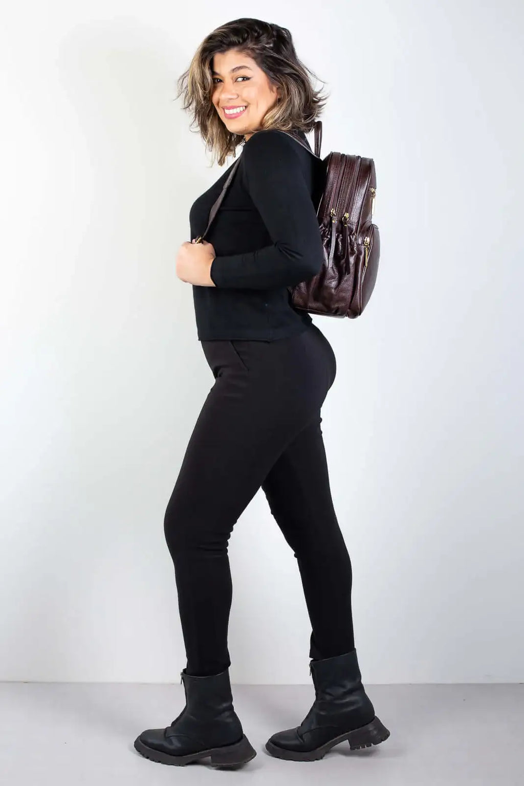 Mochila feminina de couro liso Zaya - Enluaze