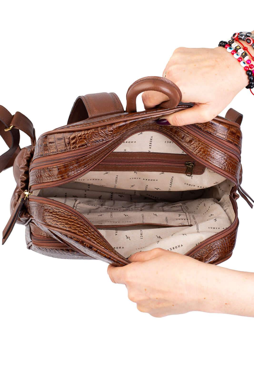 Mochila feminina de couro croco Zaya - Enluaze