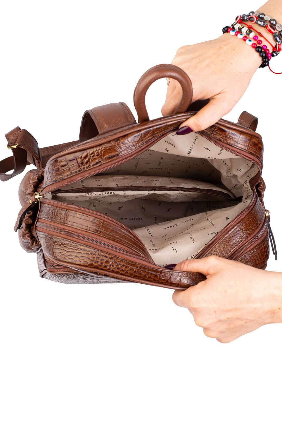 Mochila feminina de couro croco Zaya - Enluaze