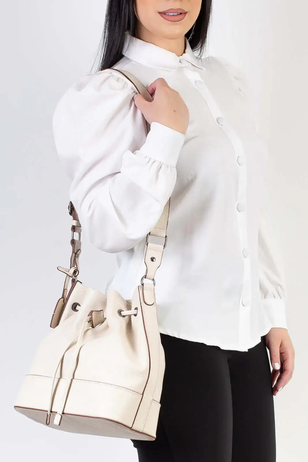 Bolsa saco em couro liso Naiara - Enluaze