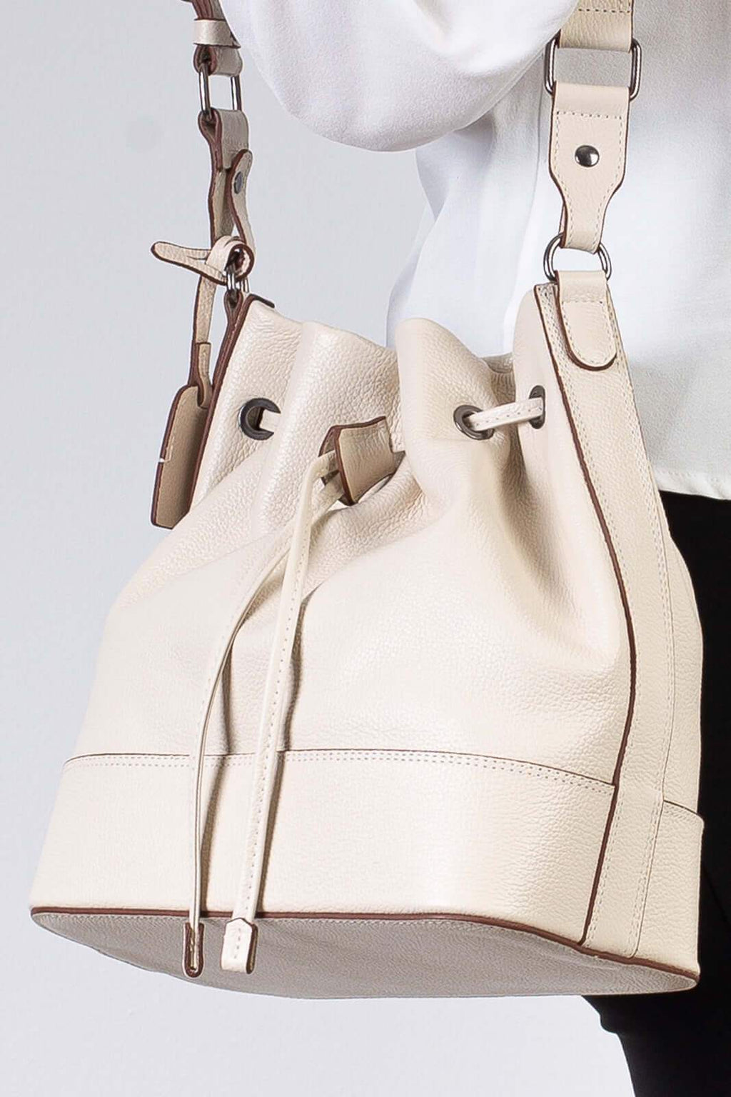 Bolsa saco em couro liso Naiara - Enluaze