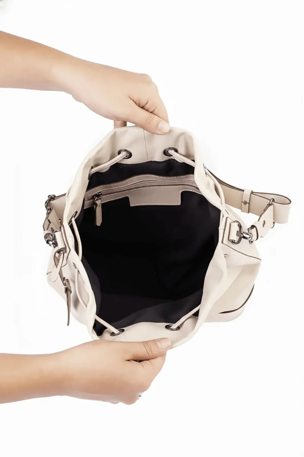Bolsa saco em couro liso Naiara - Enluaze