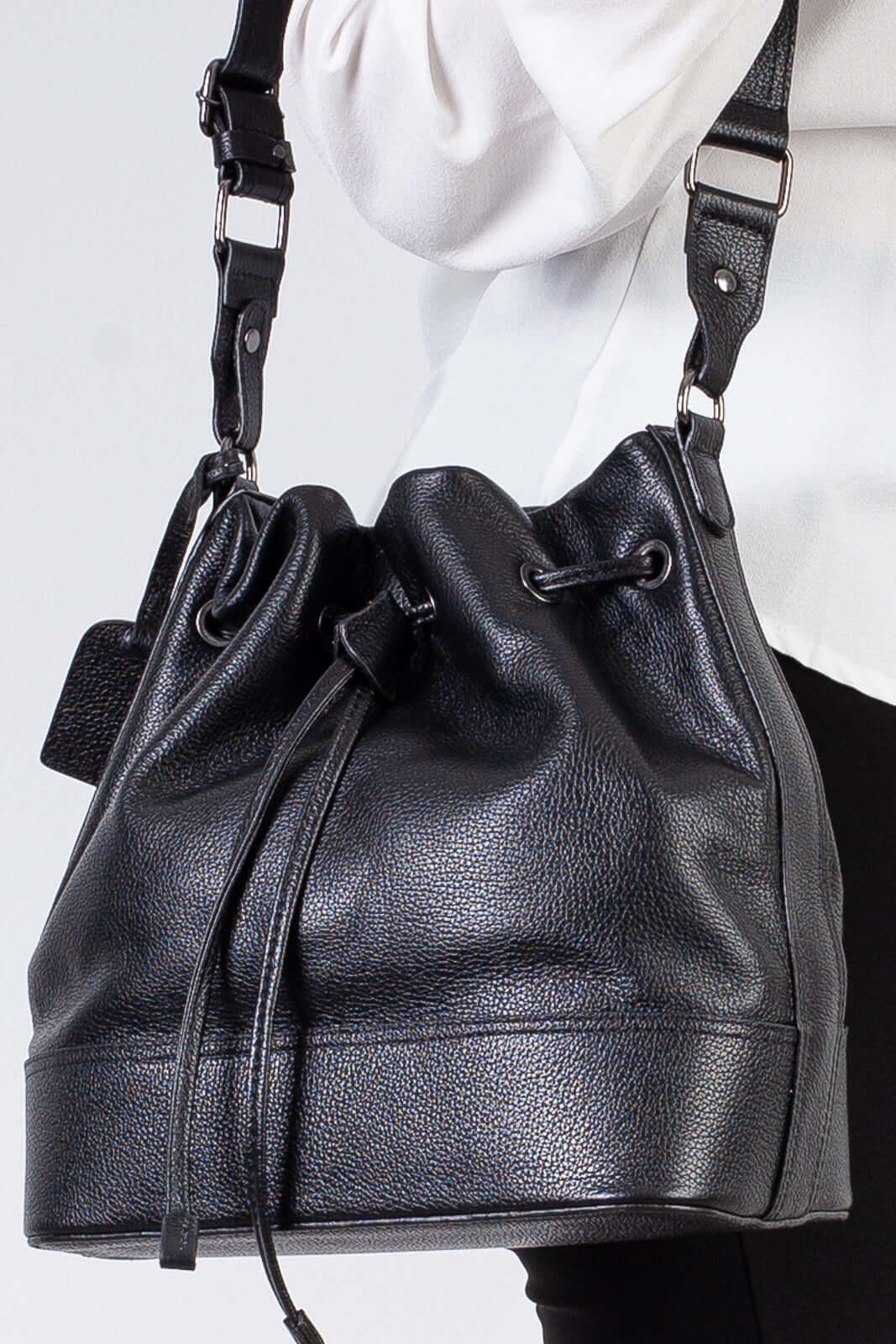 Bolsa saco em couro liso Naiara - Enluaze - Bolsas de Couro e Acessórios
