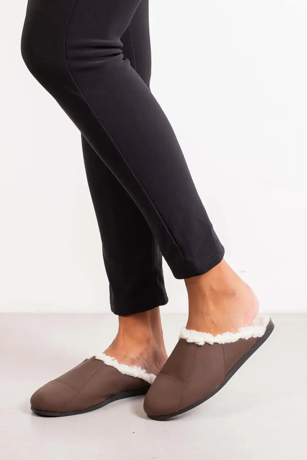 Chinelo pantufa em couro unissex forrada com pelo 6101 - Enluaze