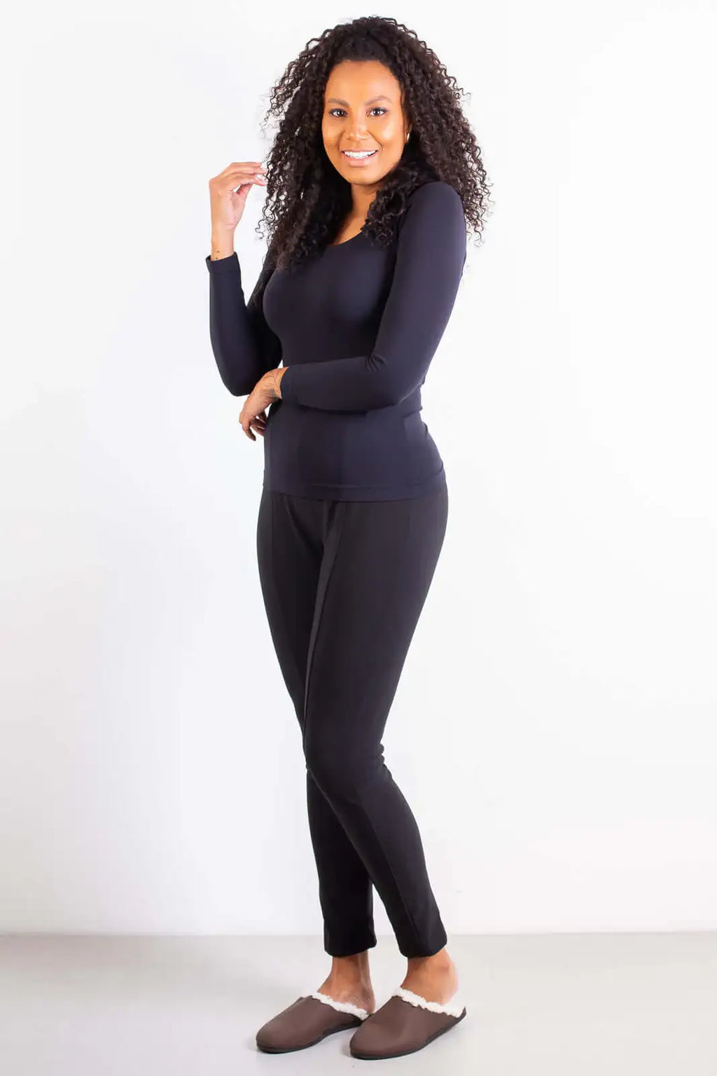 Chinelo pantufa em couro unissex forrada com pelo 6101 - Enluaze