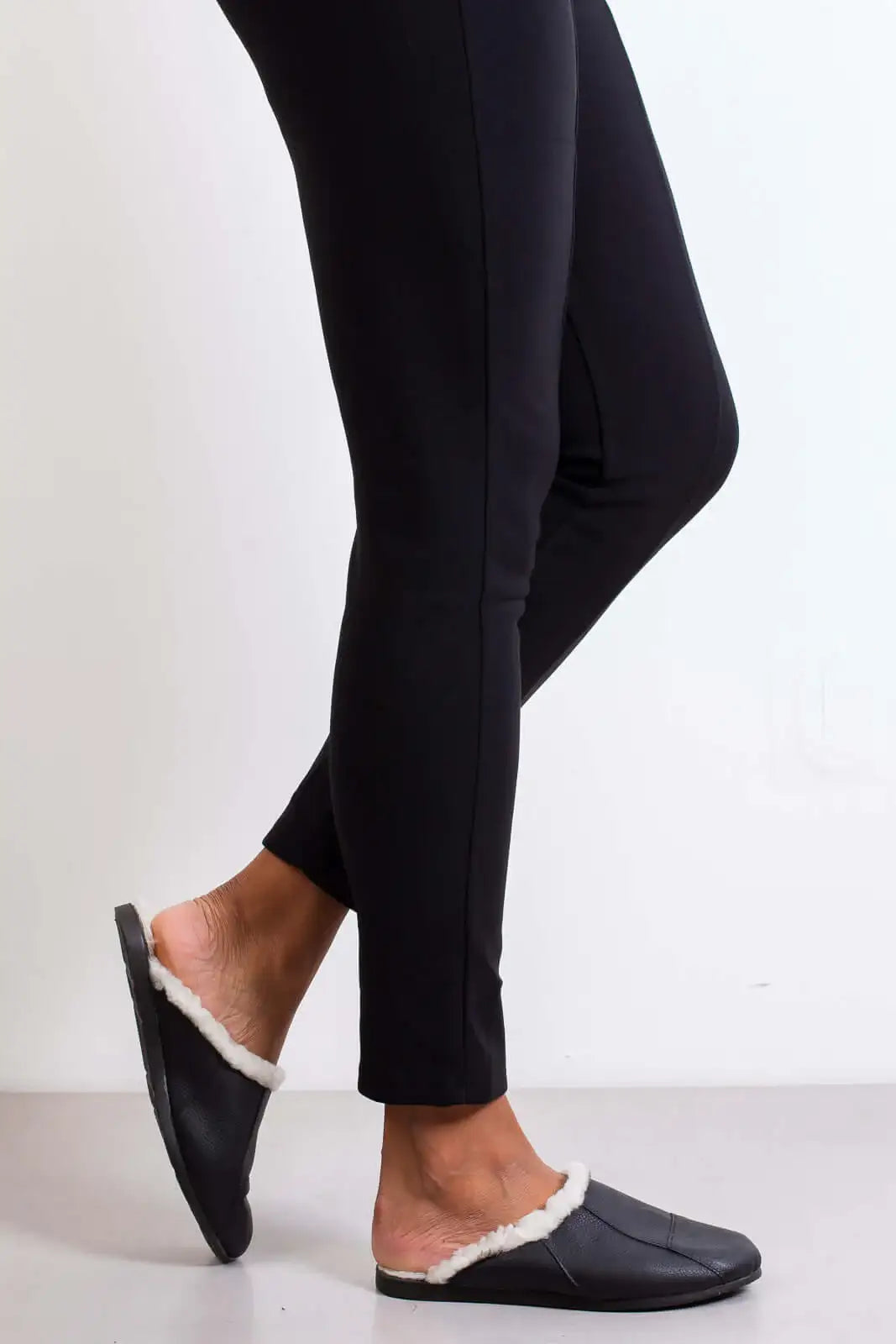 Chinelo pantufa em couro unissex forrada com pelo 6101 - Enluaze