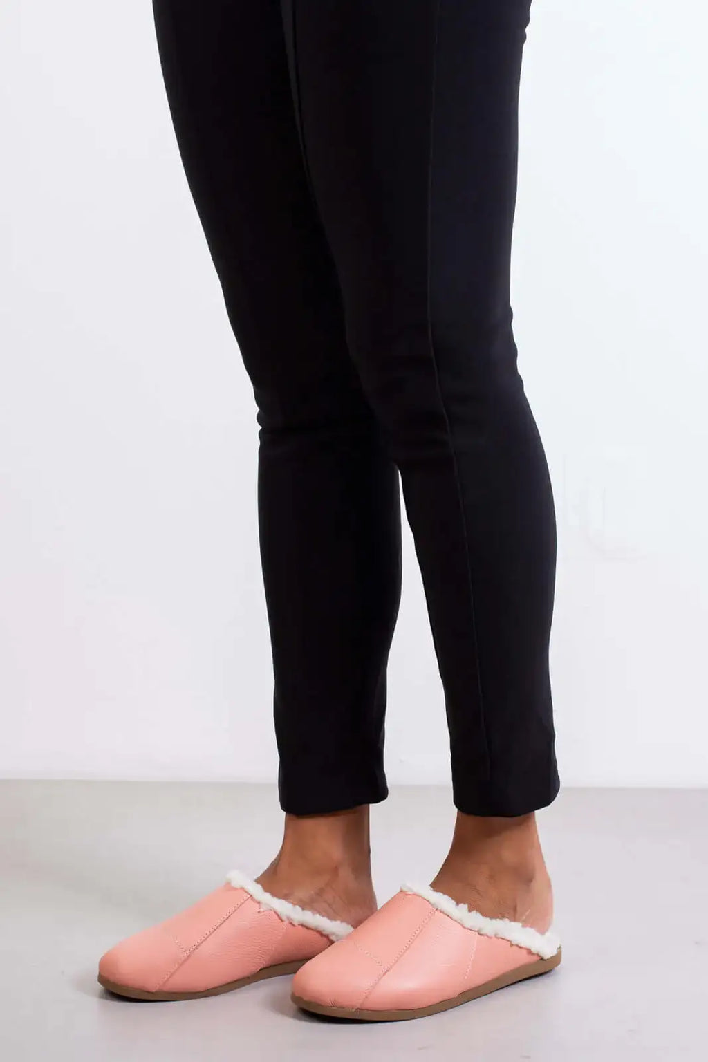 Chinelo pantufa em couro unissex forrada com pelo 6101 - Enluaze