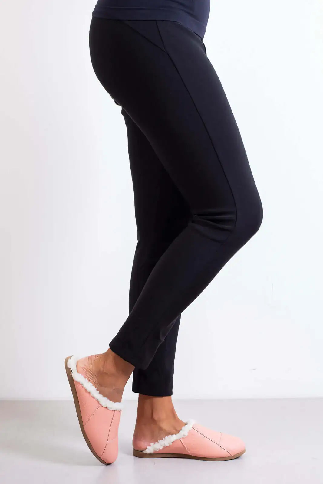 Chinelo pantufa em couro unissex forrada com pelo 6101 - Enluaze