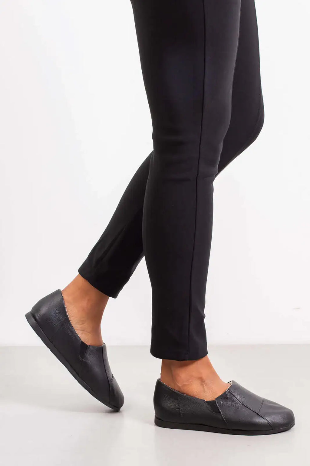 Sapatilha pantufa em couro unissex forrada com pelo 6103 - Enluaze