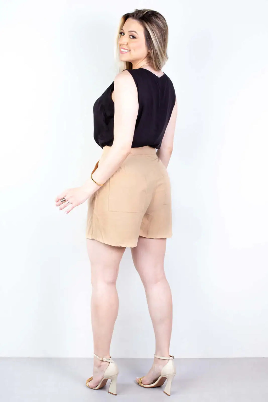 Short feminino alfaiataria com bolsos 64098 - Enluaze