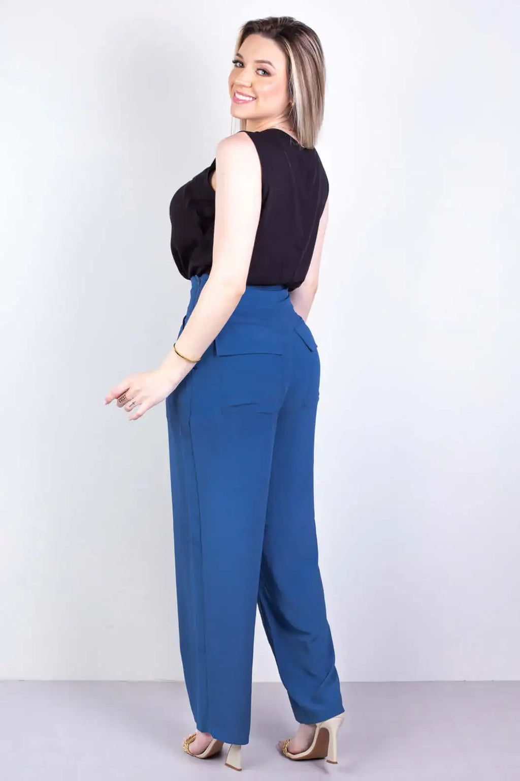 Calça feminina alfaiataria corte reto 64108 - Enluaze