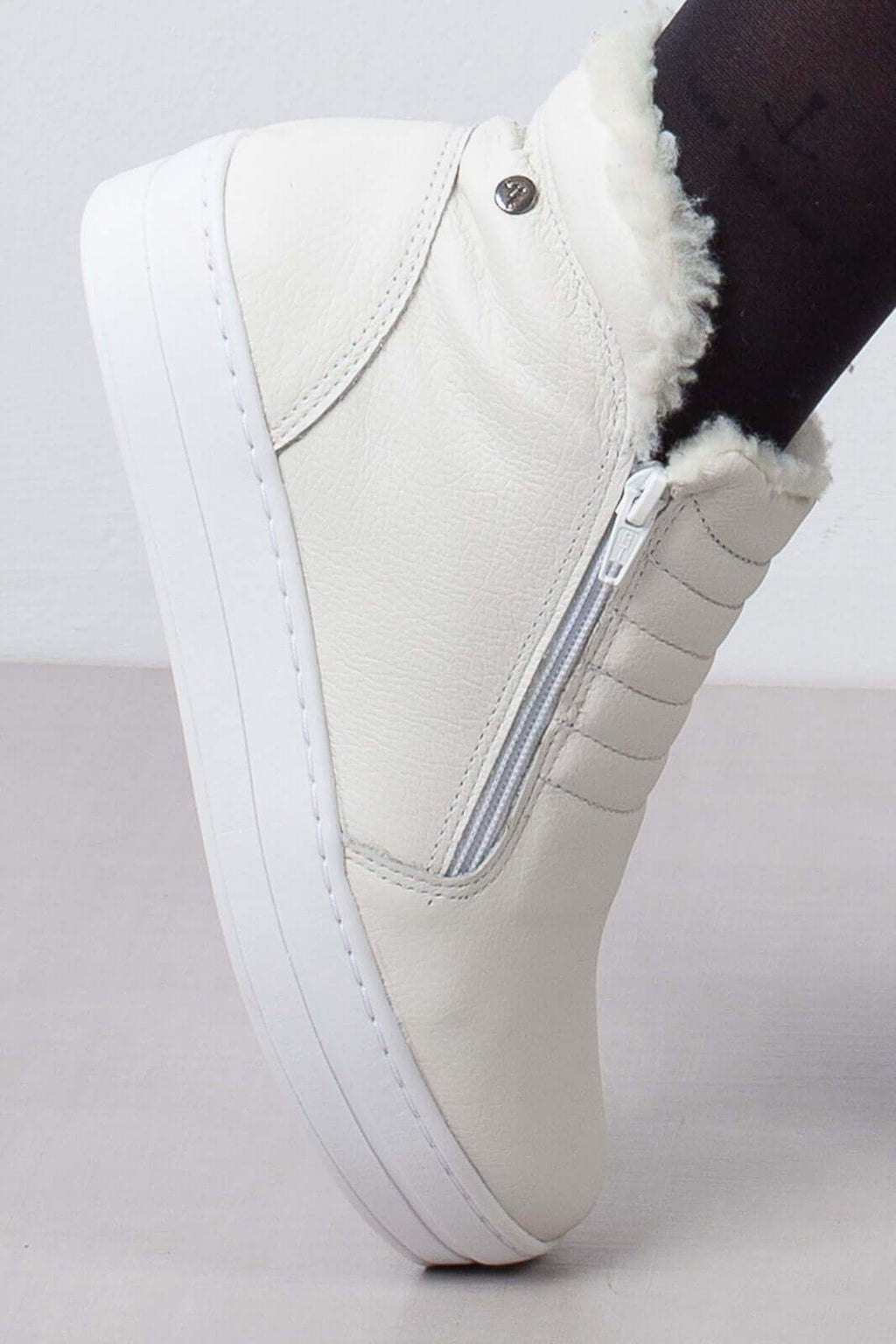 Tênis de couro com matelassê forrada em pelo 6903P - Enluaze