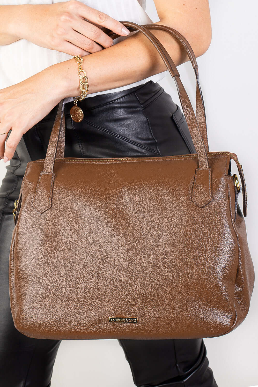 Bolsa básica de ombro em couro liso Débora - Enluaze