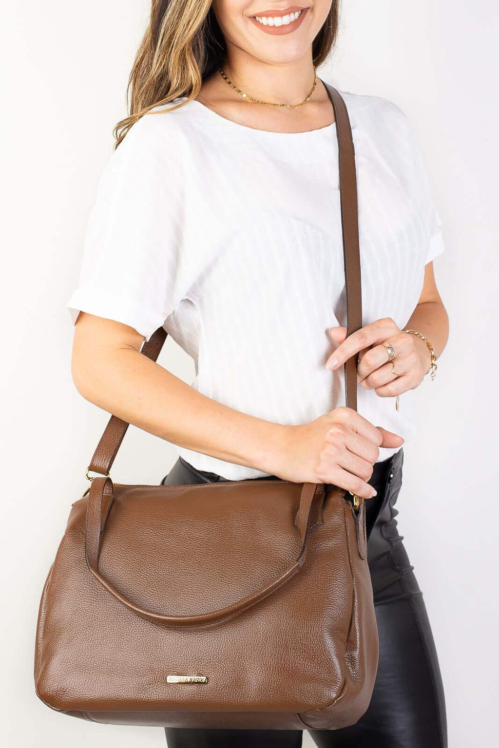 Bolsa básica de ombro em couro liso Débora - Enluaze