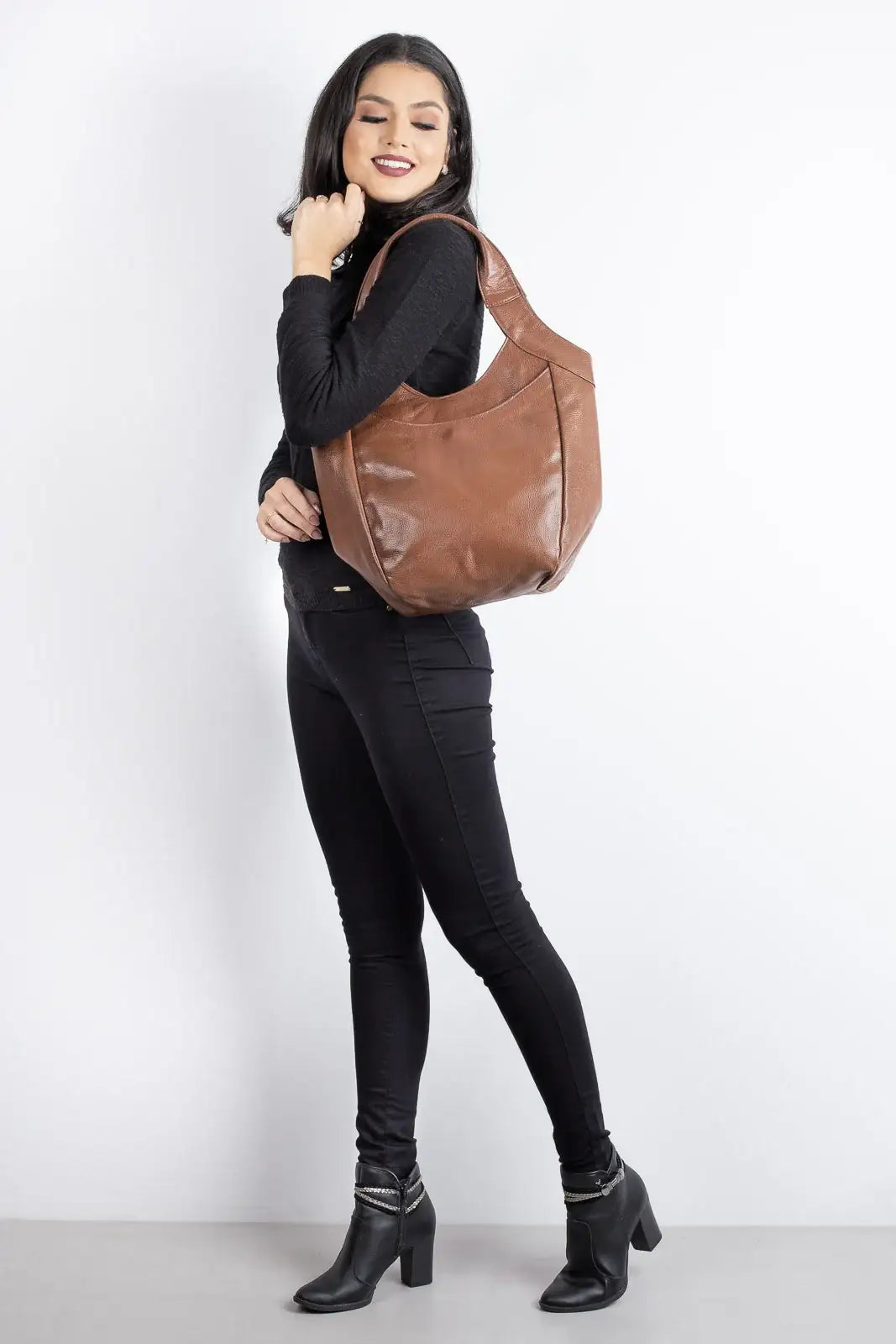 Bolsa saco grande de couro liso Cíntia - Enluaze