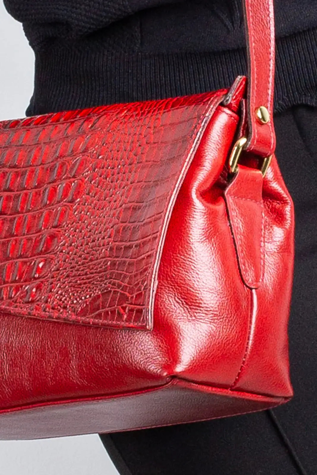 Bolsa tiracolo de couro croco com tampa Rose - Enluaze