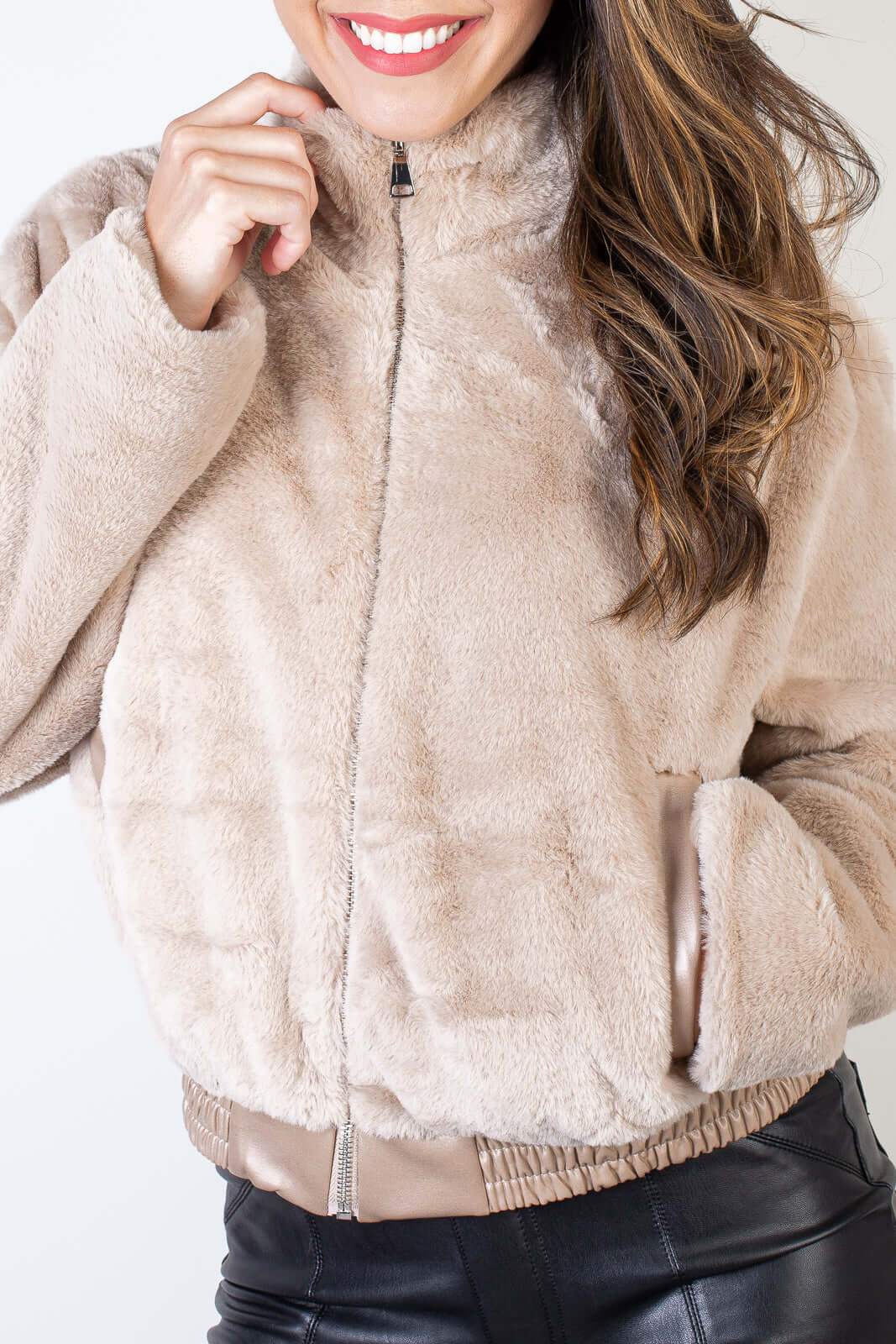 Jaqueta Fur feminina forrada com bolsos 70832 - Enluaze