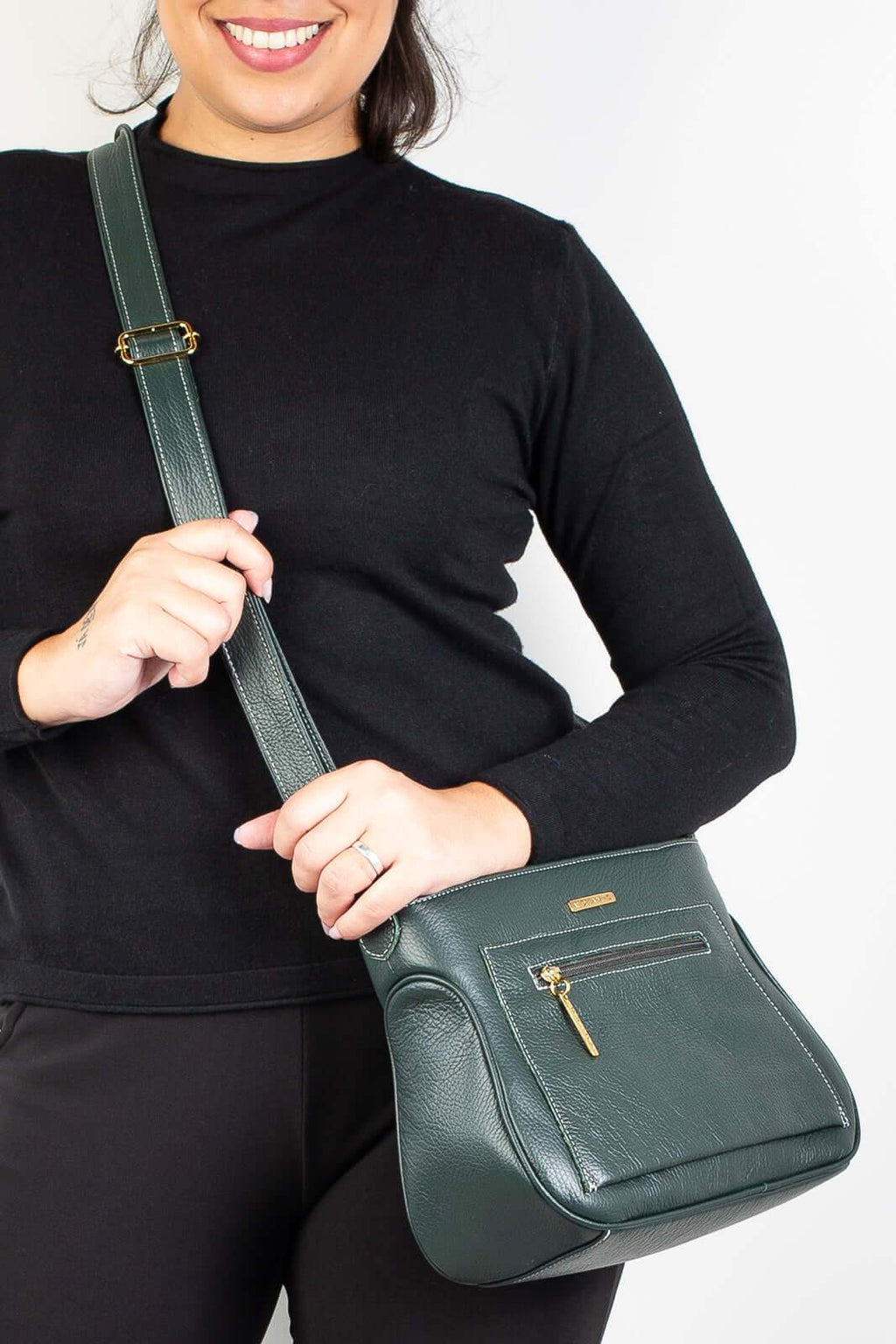 Bolsa feminina tiracolo de couro liso Maísa - Enluaze