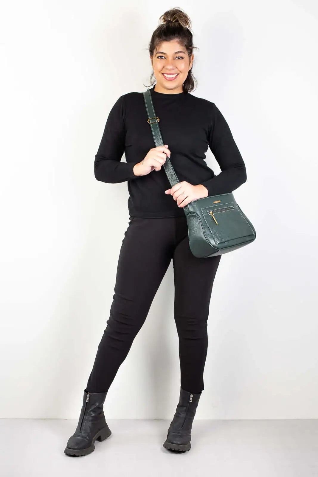 Bolsa feminina tiracolo de couro liso Maísa - Enluaze