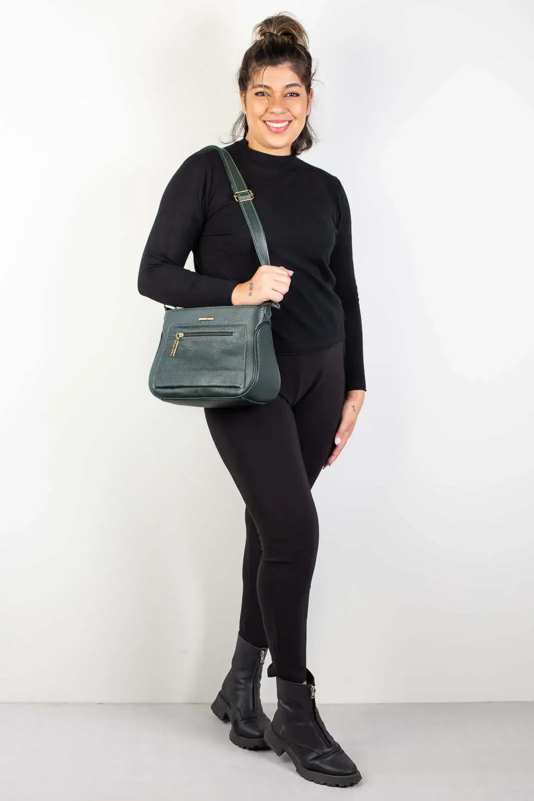 Bolsa feminina tiracolo de couro liso Maísa - Enluaze