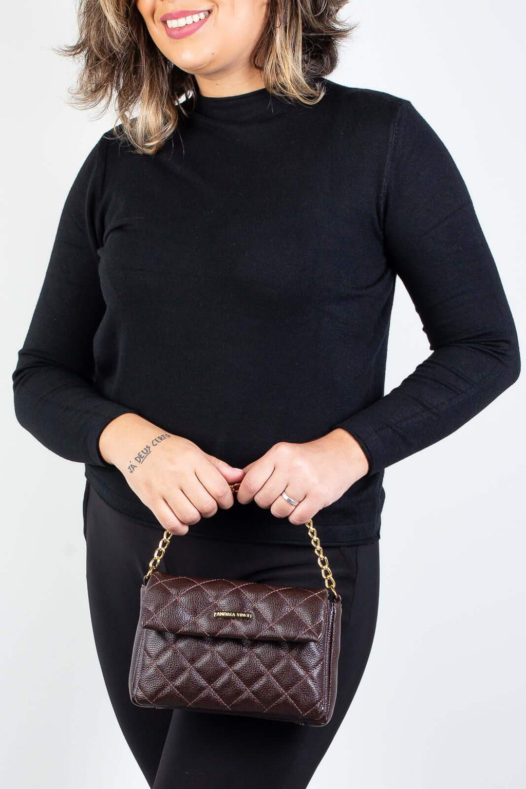 Bolsa de couro com corrente matelassê Giulia - Enluaze