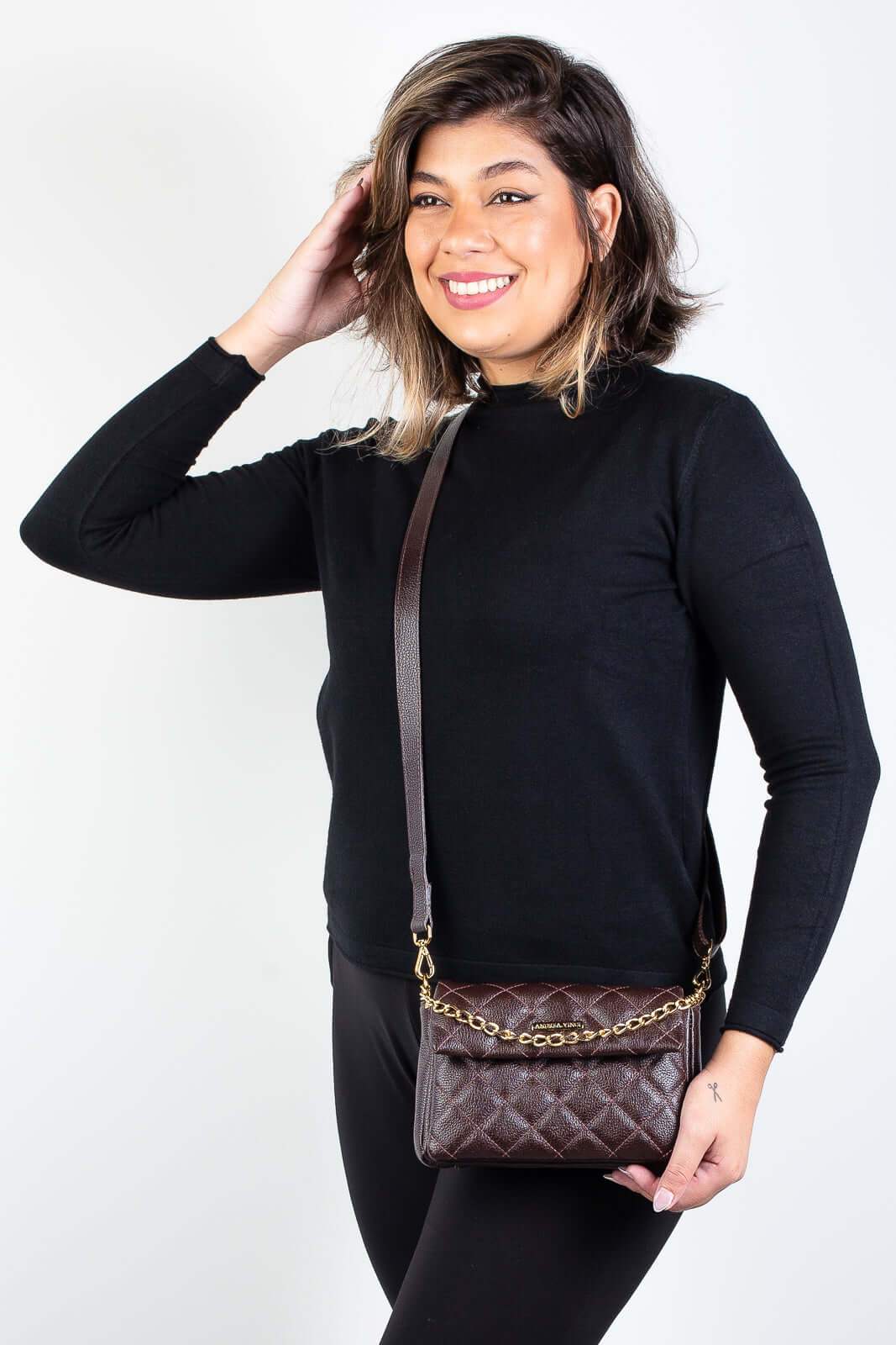 Bolsa de couro com corrente matelassê Giulia - Enluaze