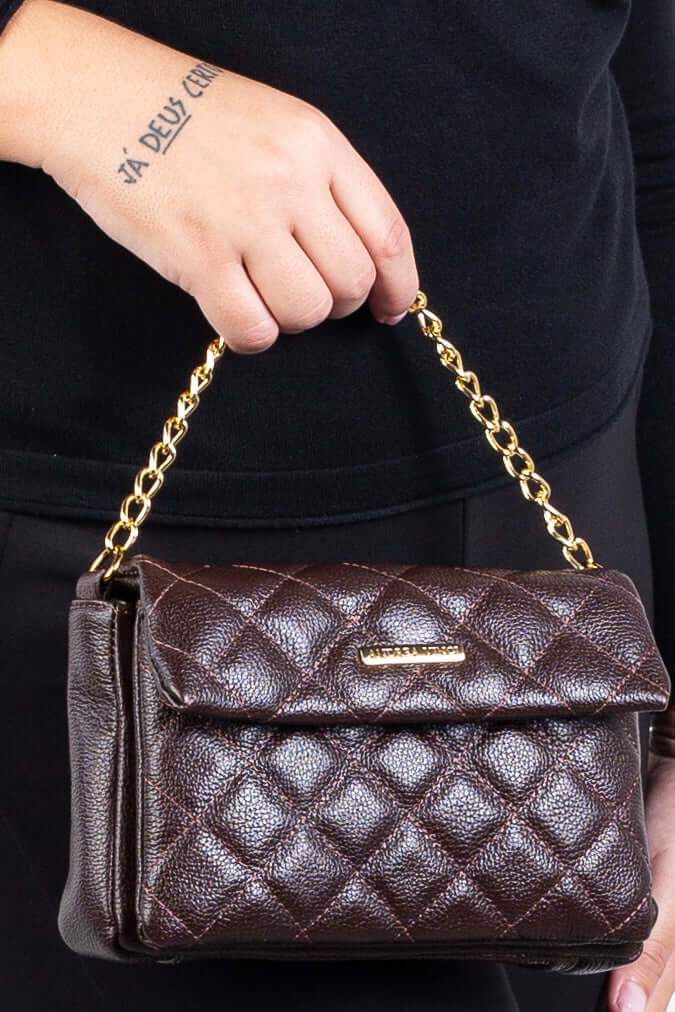 Bolsa de couro com corrente matelassê Giulia - Enluaze