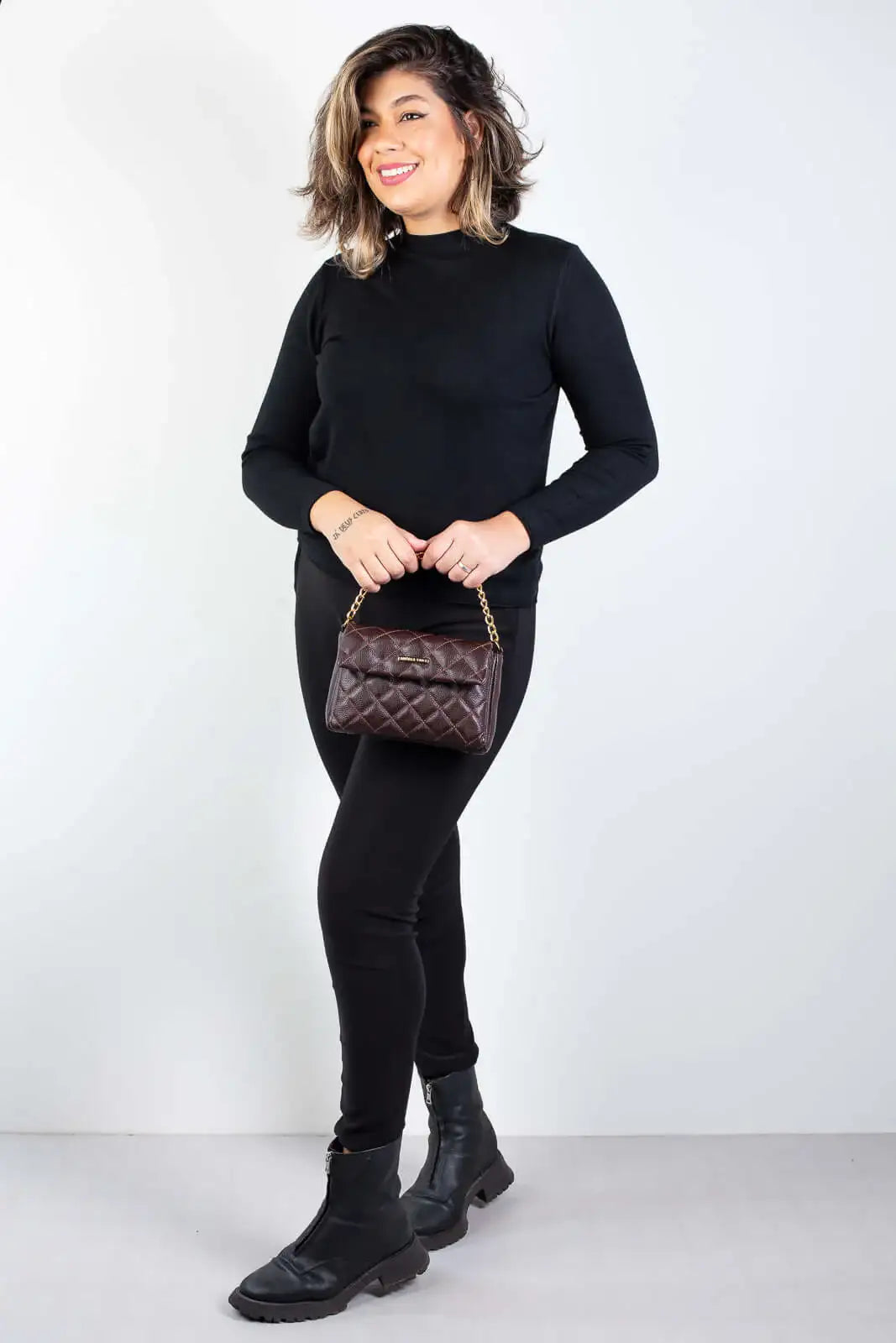 Bolsa de couro com corrente matelassê Giulia - Enluaze