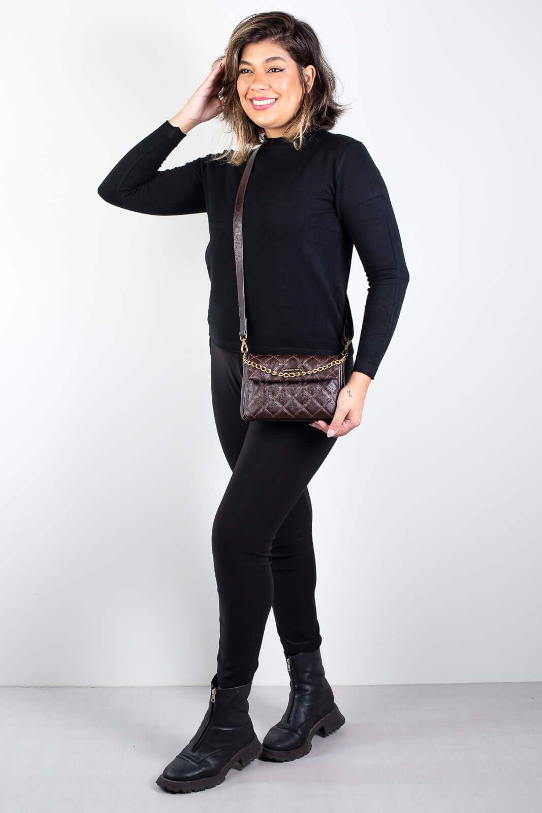 Bolsa de couro com corrente matelassê Giulia - Enluaze