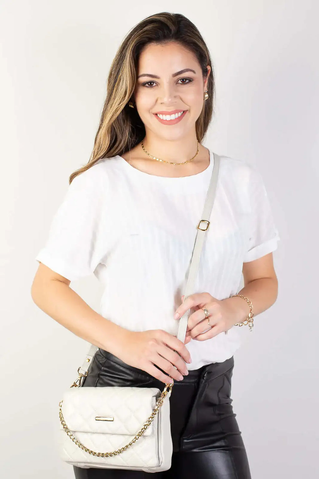 Bolsa de couro com corrente matelassê Giulia - Enluaze