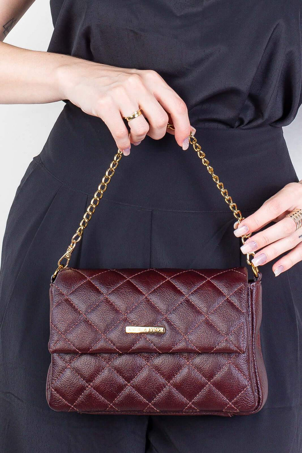 Bolsa de couro com corrente matelassê Giulia - Enluaze
