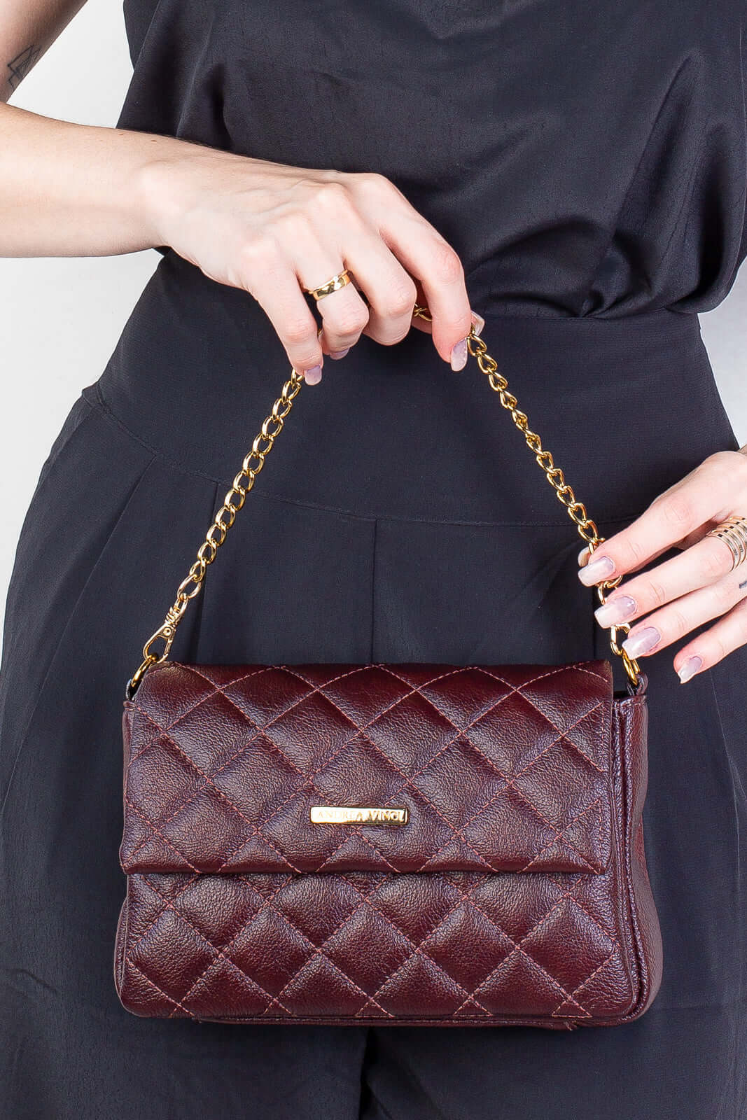 Bolsa de couro com corrente matelassê Giulia - Enluaze