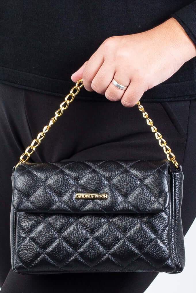 Bolsa de couro com corrente matelassê Giulia - Enluaze