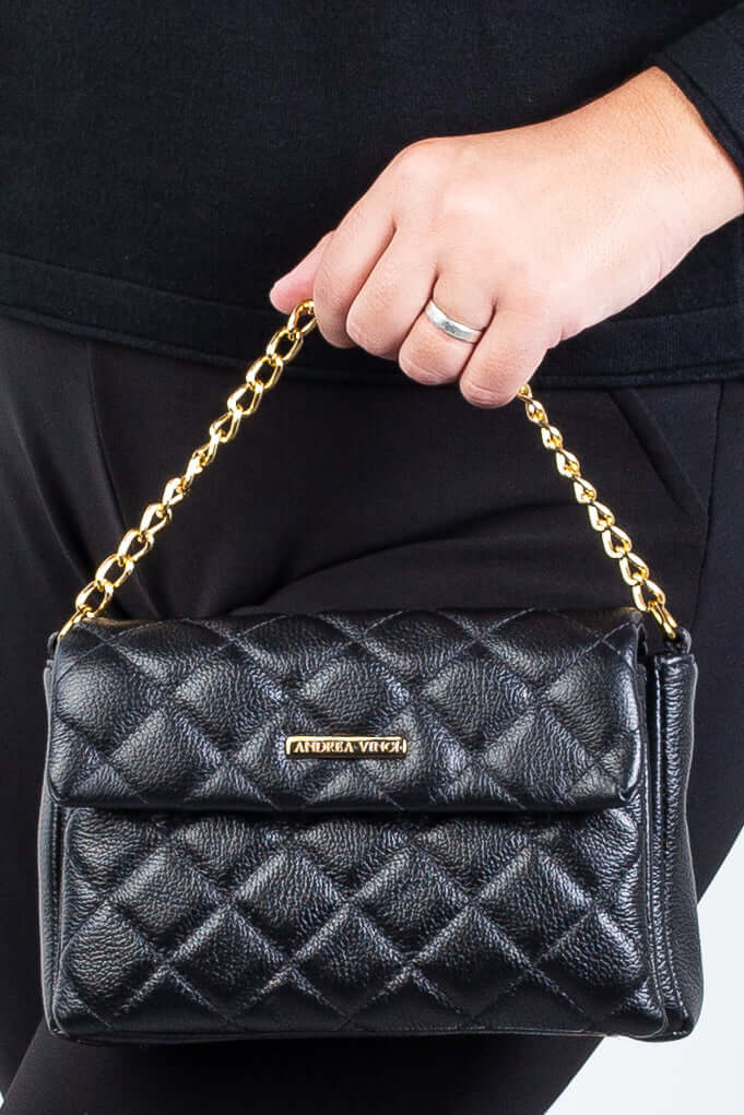 Bolsa de couro com corrente matelassê Giulia - Enluaze