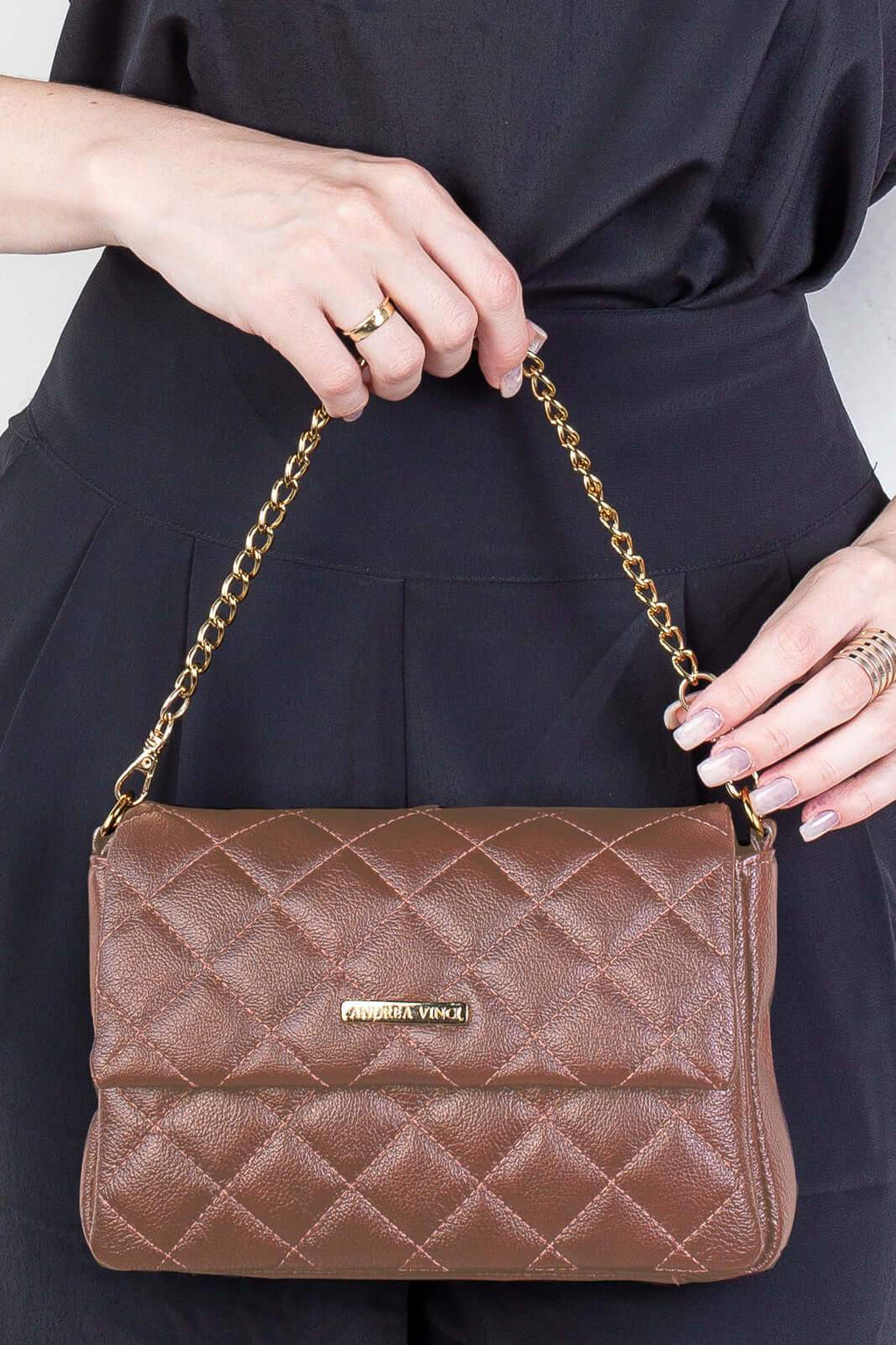 Bolsa de couro com corrente matelassê Giulia - Enluaze