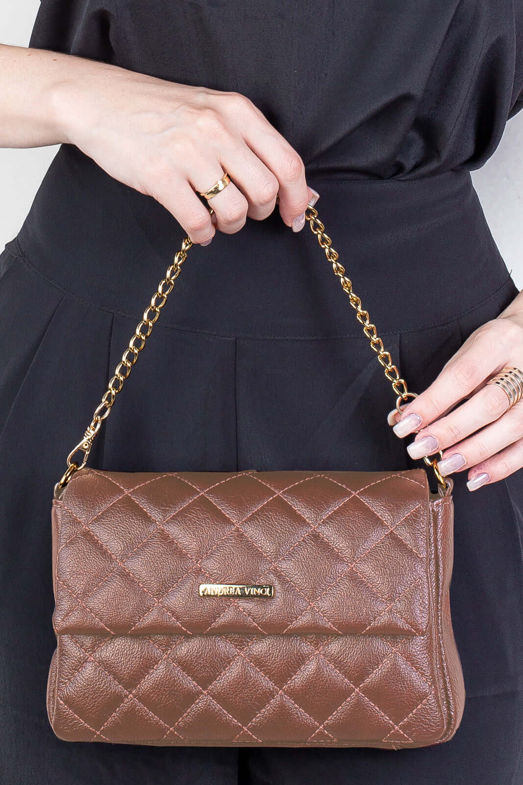 Bolsa de couro com corrente matelassê Giulia - Enluaze