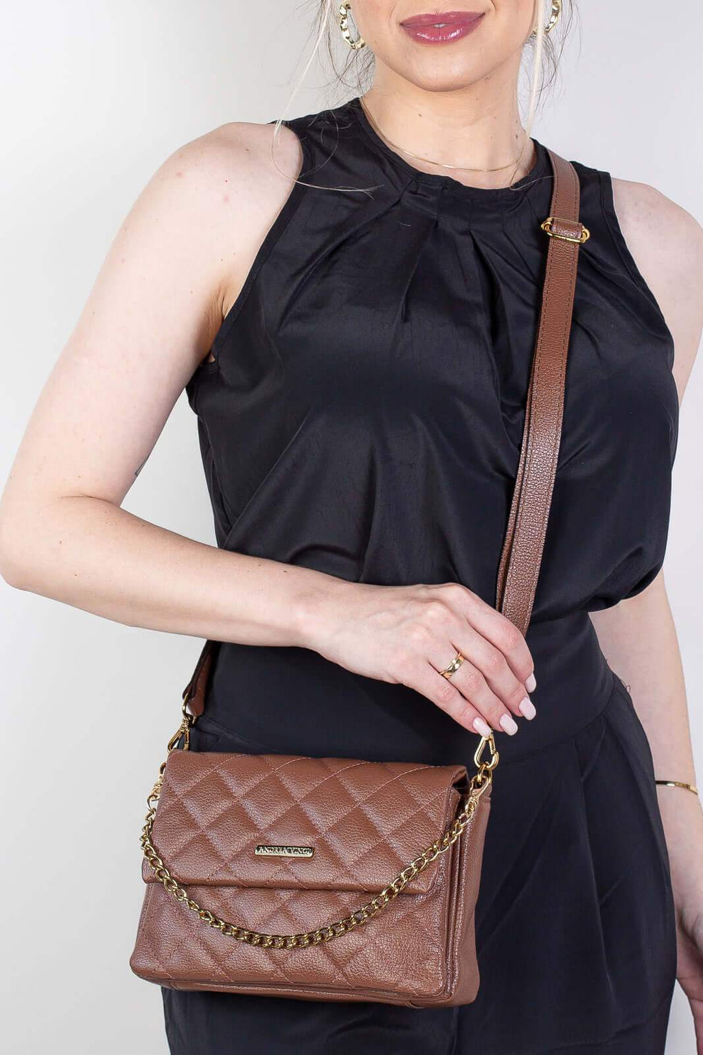 Bolsa de couro com corrente matelassê Giulia - Enluaze