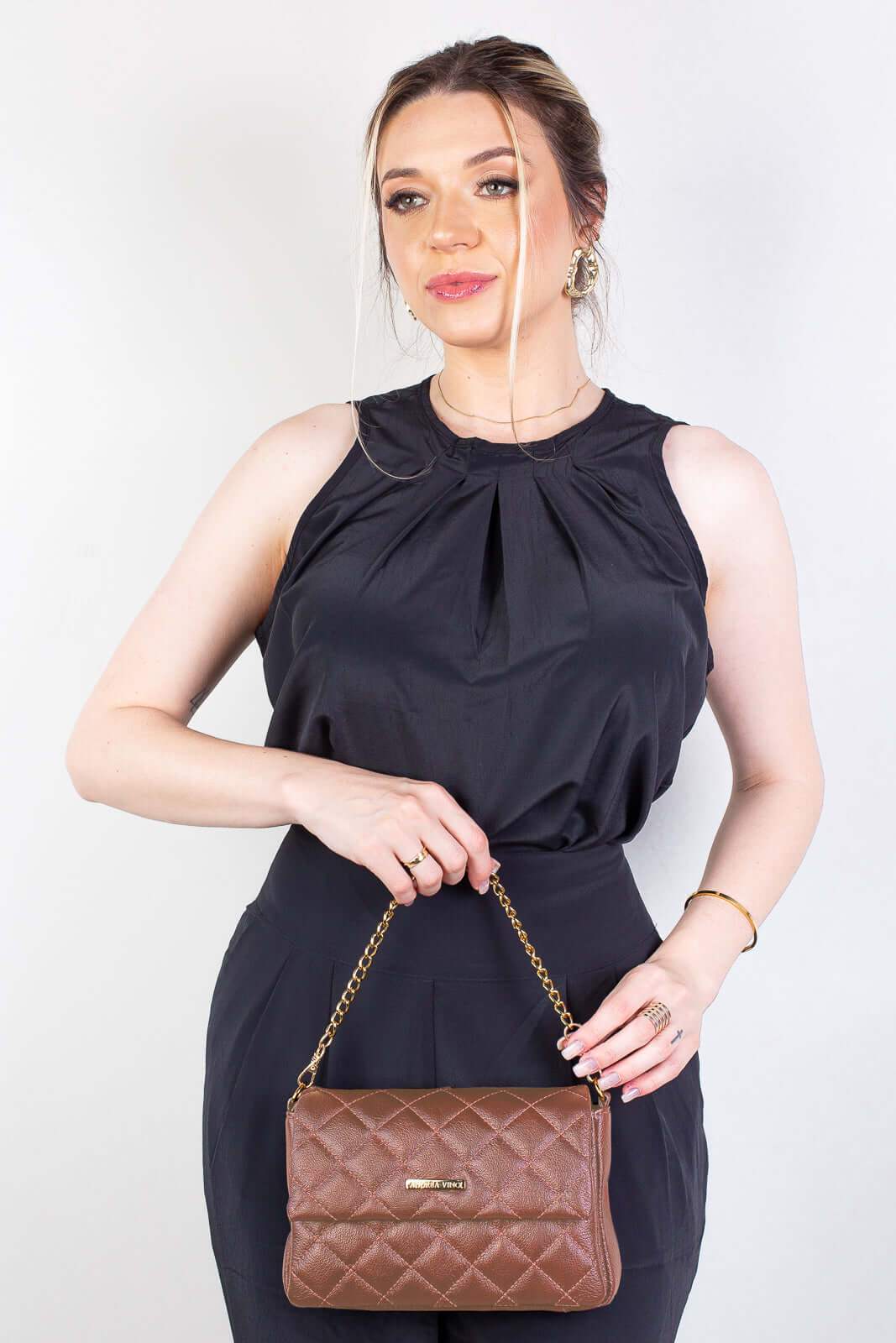 Bolsa de couro com corrente matelassê Giulia - Enluaze