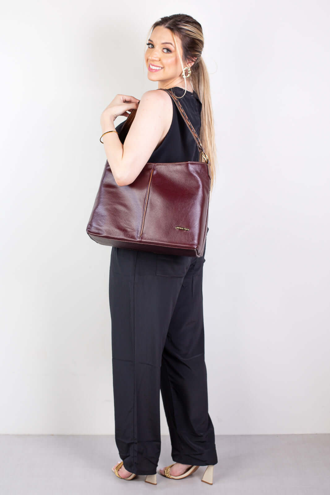 Bolsa de ombro em couro liso Flávia - Enluaze