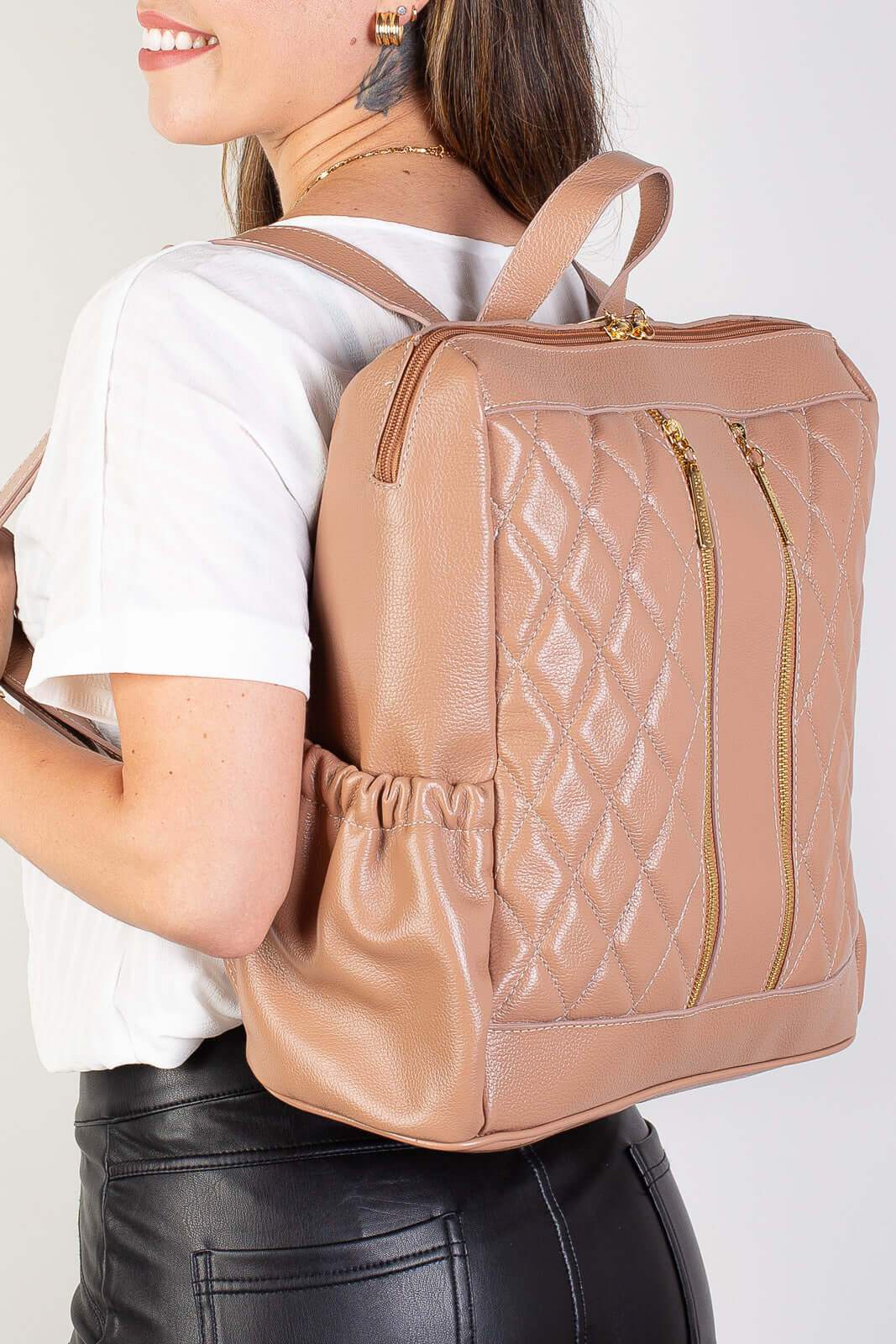 Mochila de couro liso matelassê Romana - Enluaze