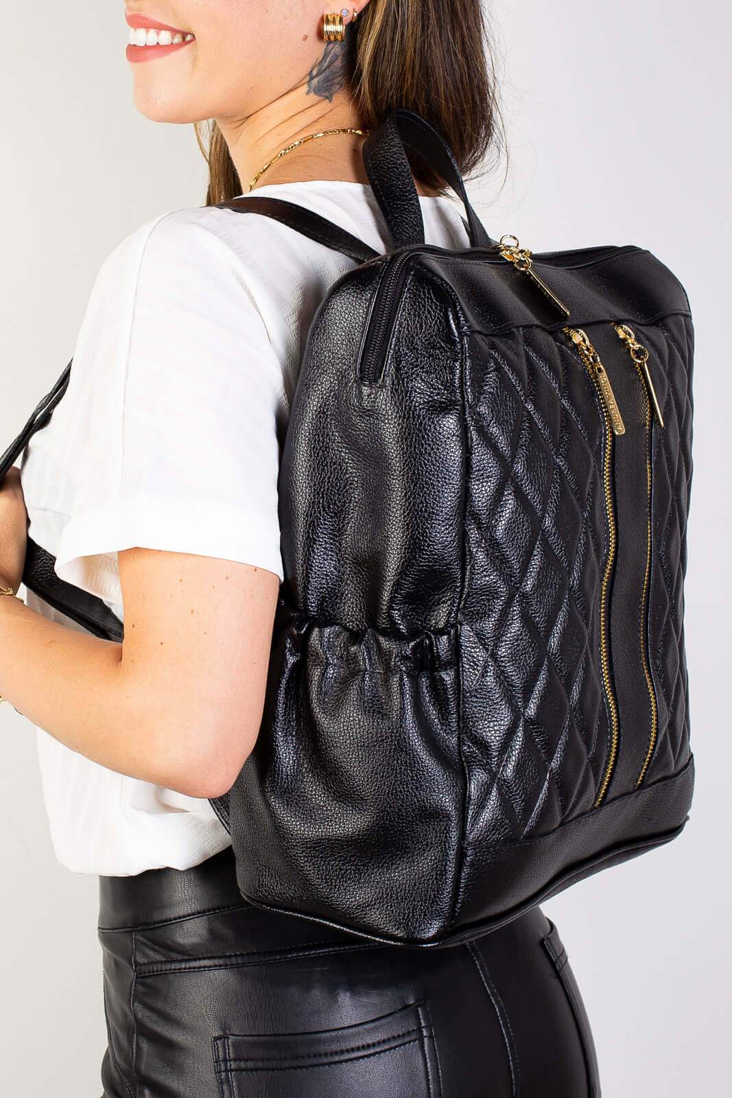 Mochila de couro liso matelassê Romana - Enluaze